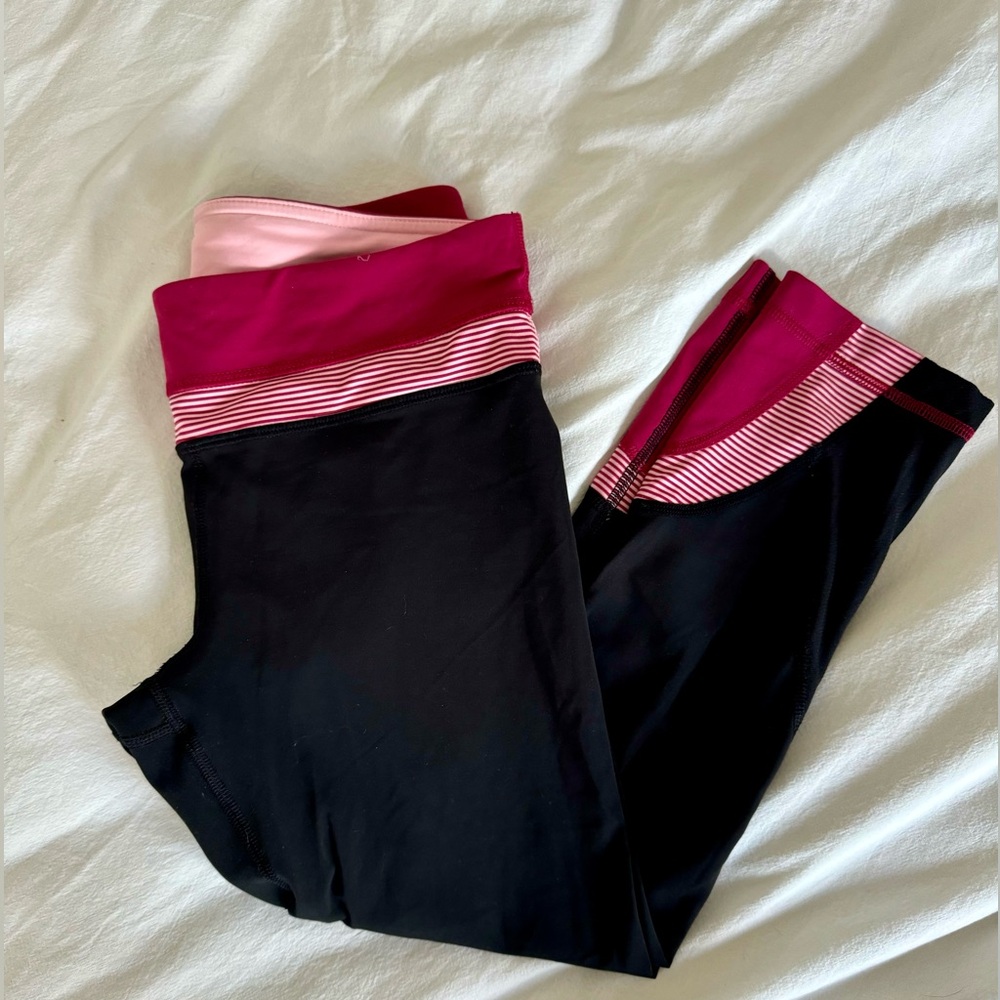 Lululemon crop black leggings with pink color band size 6